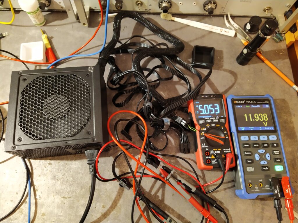Kontrola hlavních napětí ATX zdroje Seasonic GC-500 po opravě.