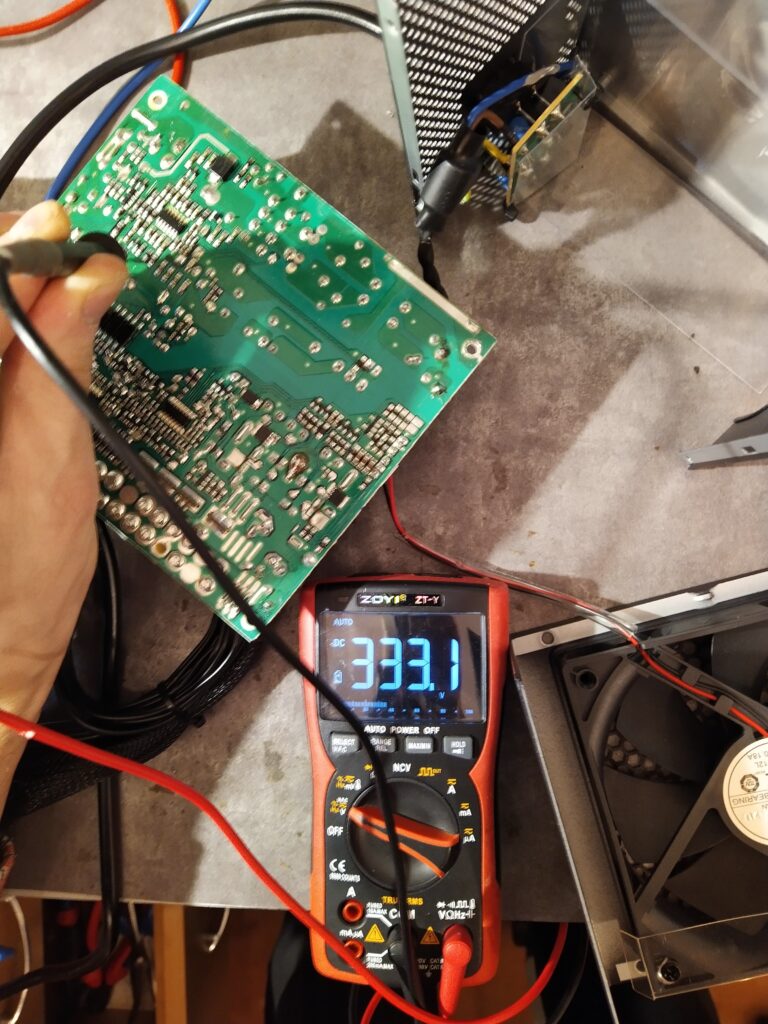 Kontrola napětí na hlavním filtračním kondenzátoru ATX zdroje Seasonic GC-500.