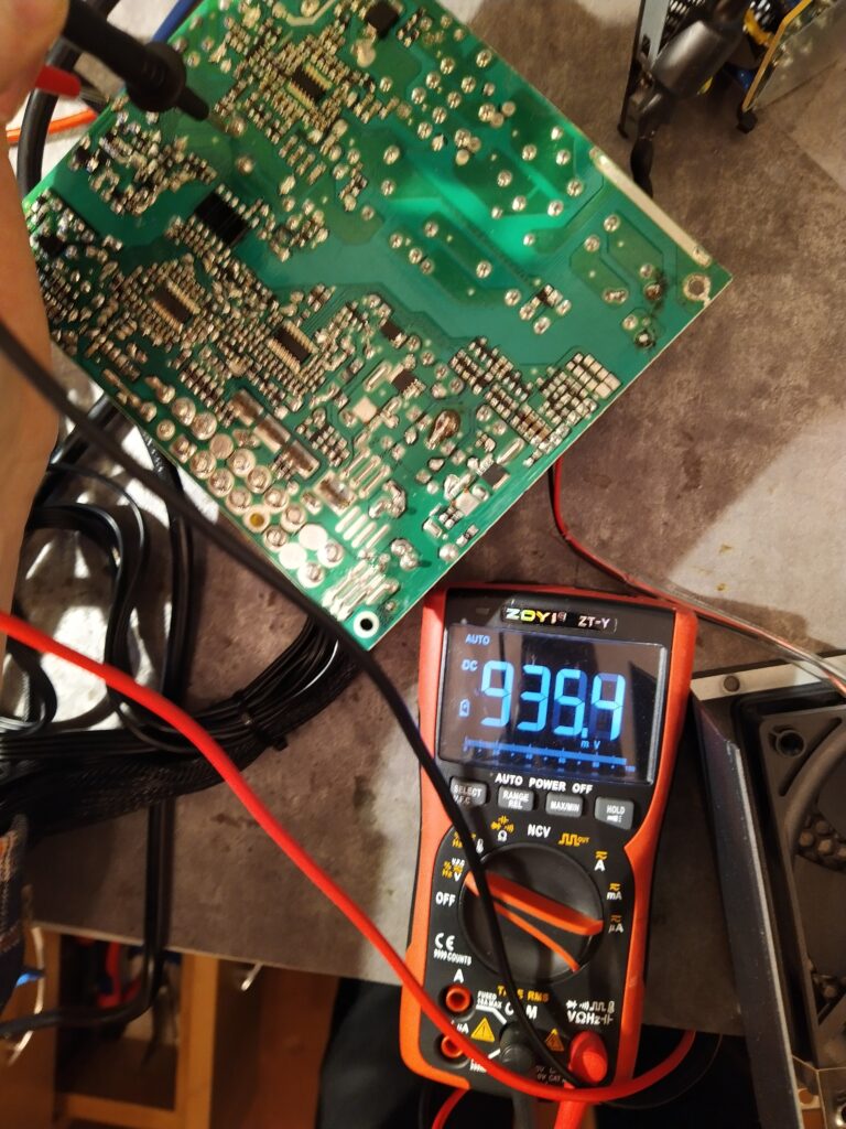 Kontrola napětí na primáru pomocného zdroje ATX zdroje Seasonic GC-500.