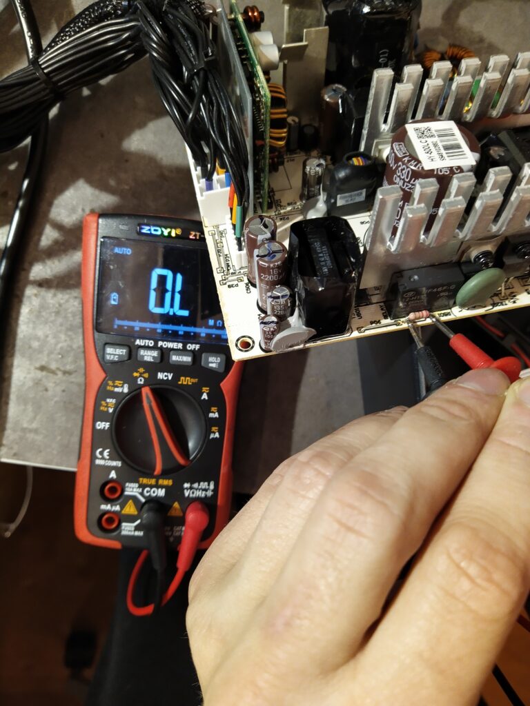 Měření předřadného rezistoru 2,2 Ω pomocného zdroje v ATX zdroji Seasonic GC-500.