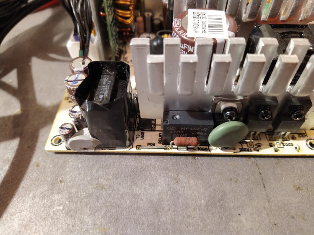 Nový rezistor 2,2 Ω v pomocném zdroji ATX zdroje Seasonic GC-500.