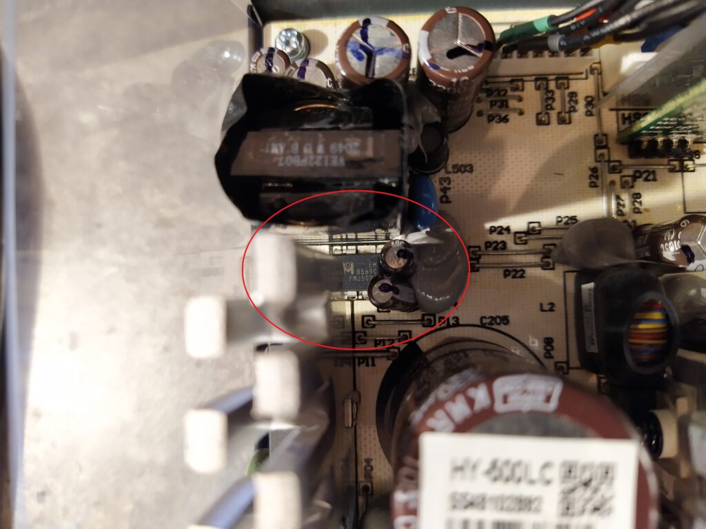 Řídící obvod pomocného zdroje EM8569C ve zdroji Seasonic GC-500.