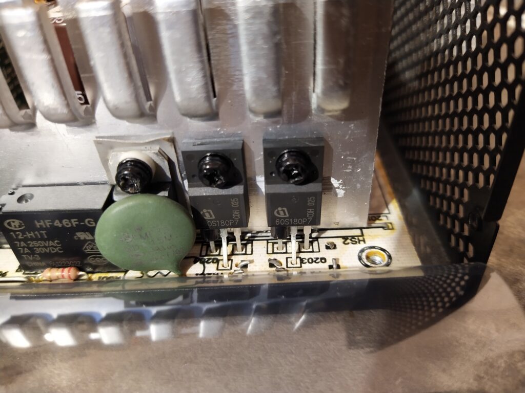 Tranzistory od fy Infineon v PFC ve zdroji Seasonic GC-500.