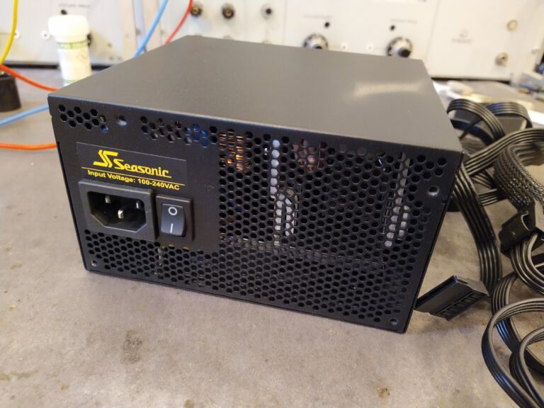 ATX zdroj Seasonic GC-500 zpředu.