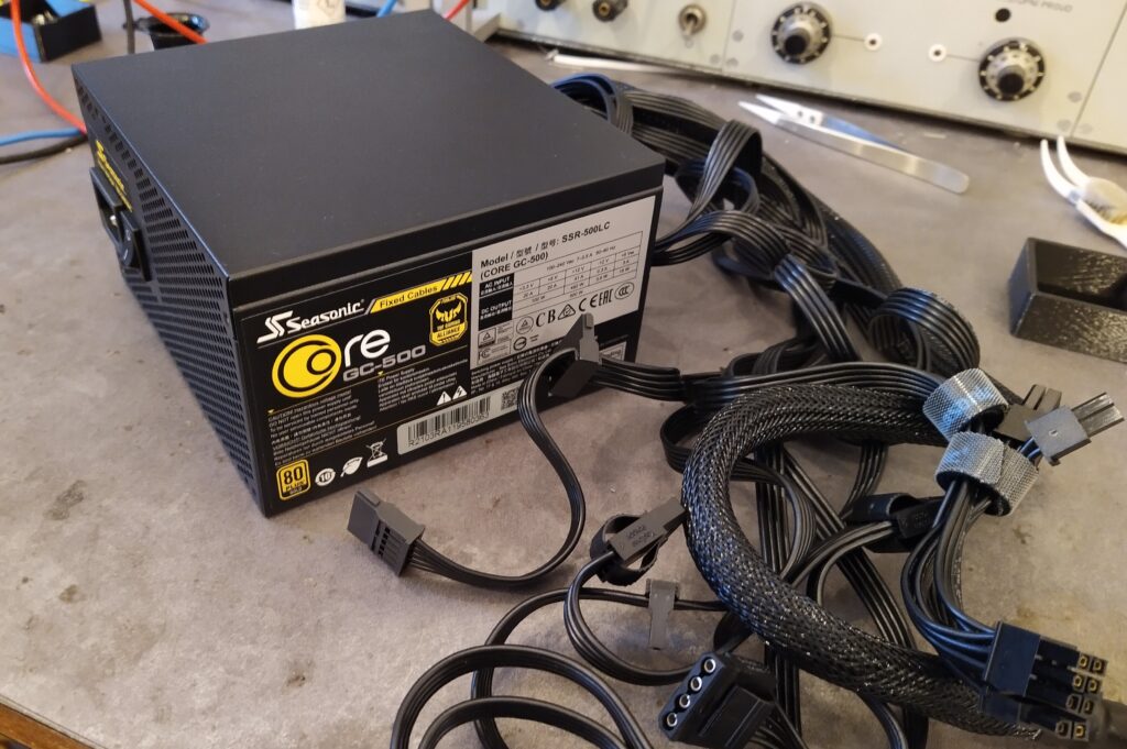 ATX zdroj Seasonic GC-500 z boku i s kabeláží.