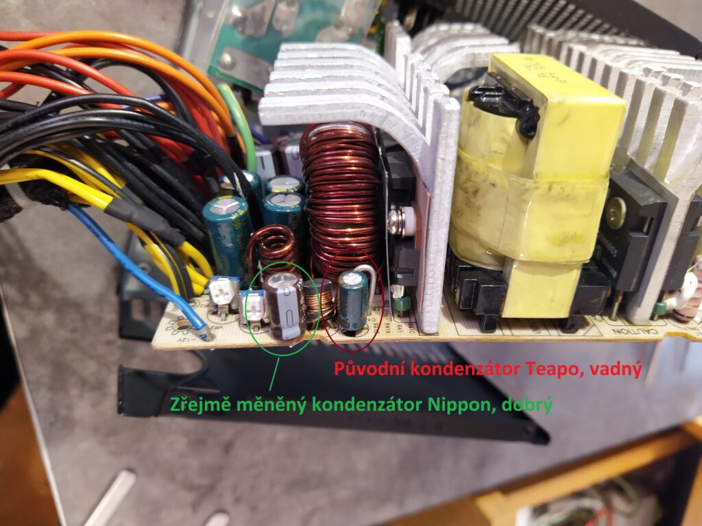 Kondenzátory v -12V větvi zdroje akasa AK-P050FG7.
