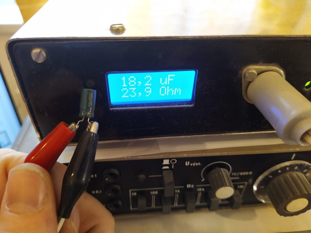 Měření vadného kondenzátoru z -12V větve ATX zdroje akasa.