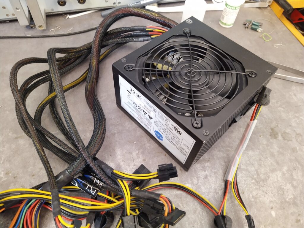ATX zdroj akasa AK-P050FG7 z boku i s kabeláží.