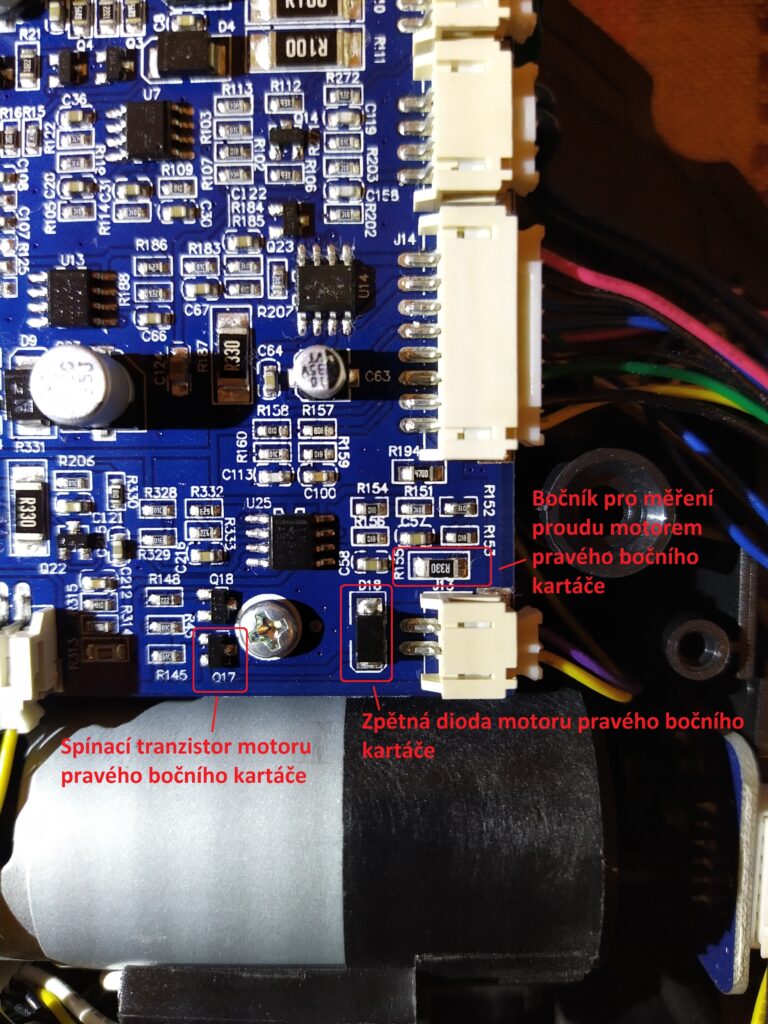 Umístění komponent silové části pro ovládání motoru pravého bočního kartáče na DPS vysavače