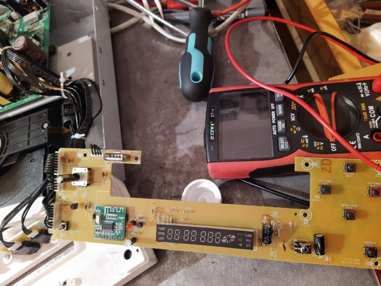 Čelní ovládací panel mikrosystému Blaupunkt MS30BT s původními tlačítky.