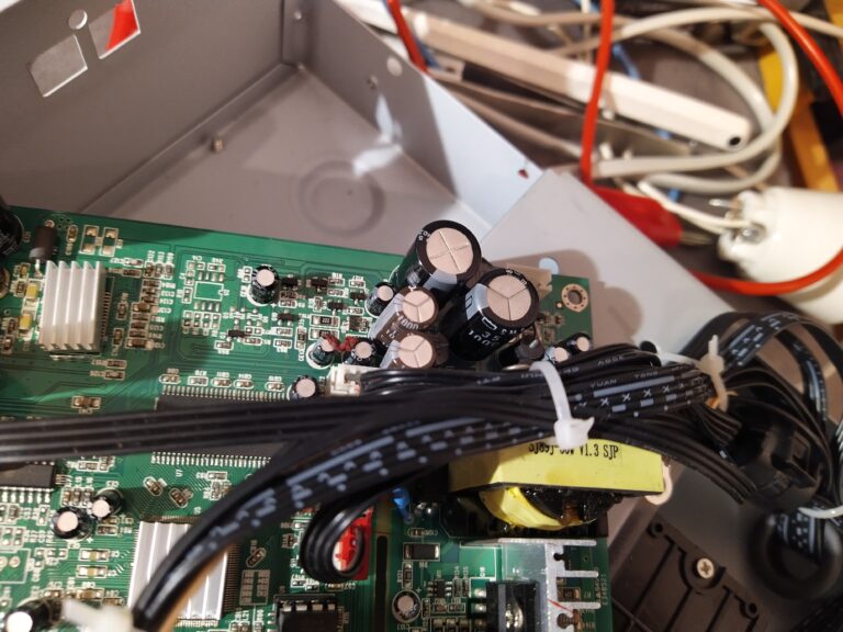 Nové kondenzátory na sekundární straně napájecího zdroje mikrosystému Blaupunkt MS30BT.