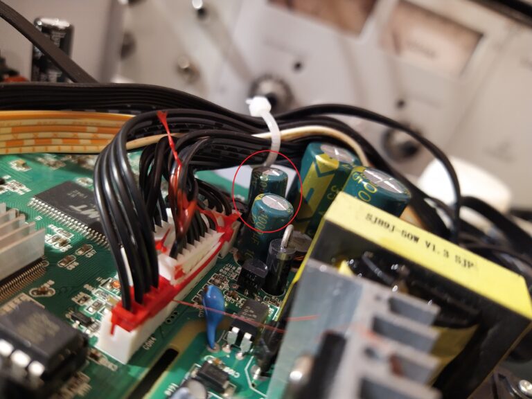 Detail na vadné elektrolytické kondenzátory na sekundární straně napájecího zdroje Mikrosystému Blaupunkt MS30BT.
