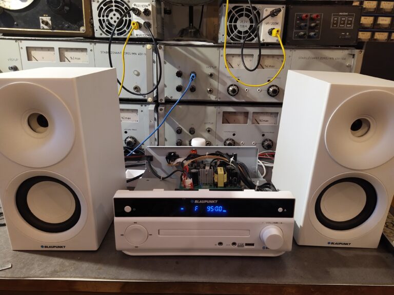 Testování mikrosystému Blaupunkt MS30BT po opravě.