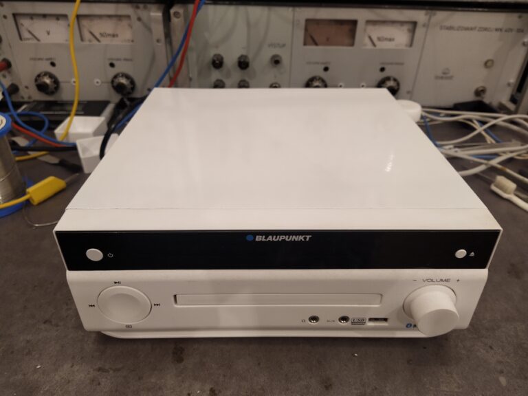 Mikrosystém Blaupunkt MS30BT bez reproduktorů zpředu.