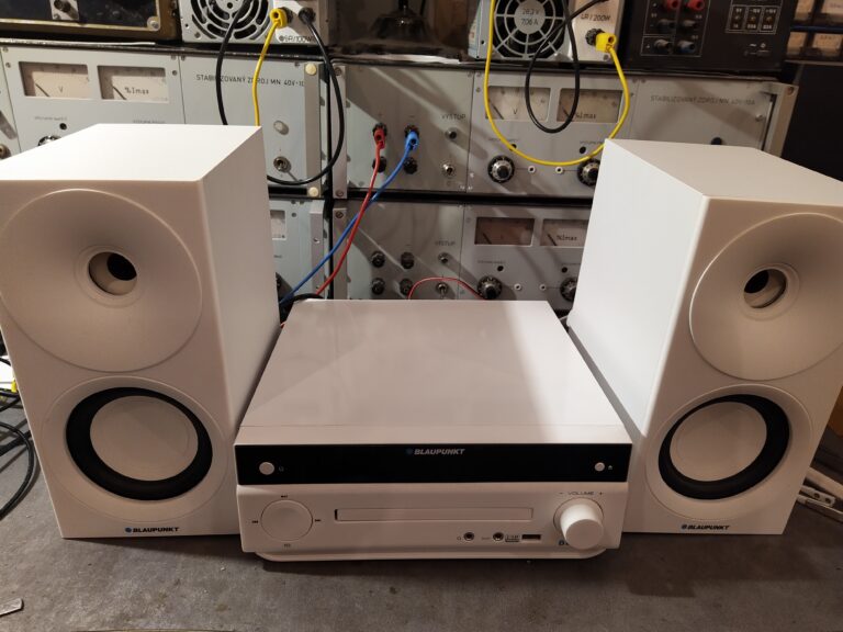 Mikrosystém Blaupunkt MS30BT s reproduktory zpředu.