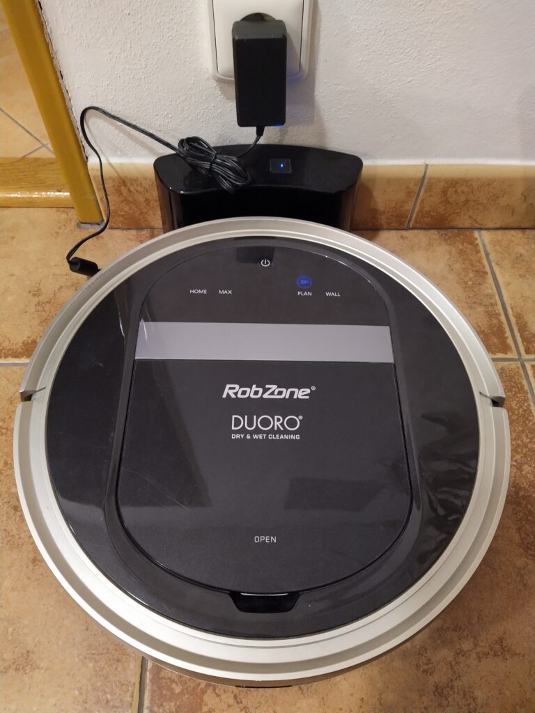 Robotický vysavač RobZone DUORO Xcontrol v nabíječce.