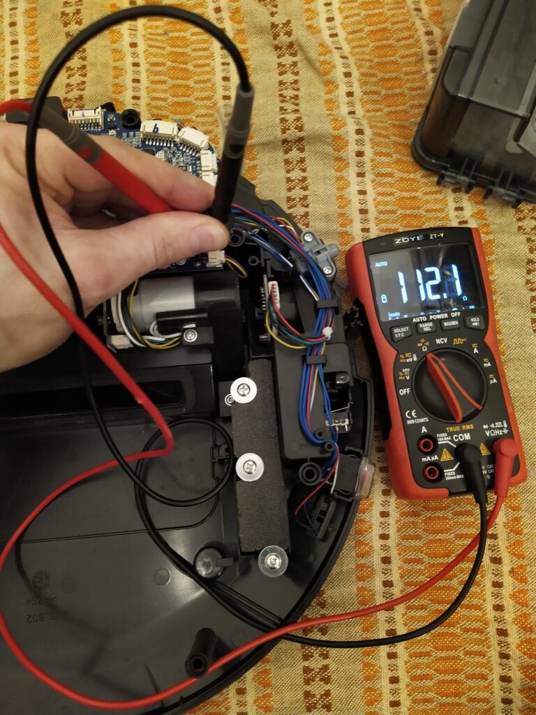 Kontrola bočníku pro měření proudu motorem pravého bočního kartáče. Bočník má mít hodnotu 0,33 Ω, já naměřil 112 Ω.