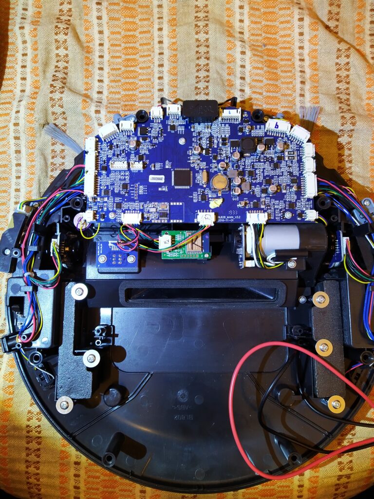 Vnitřek robotického vysavače RobZone DUORO Xcontrol.