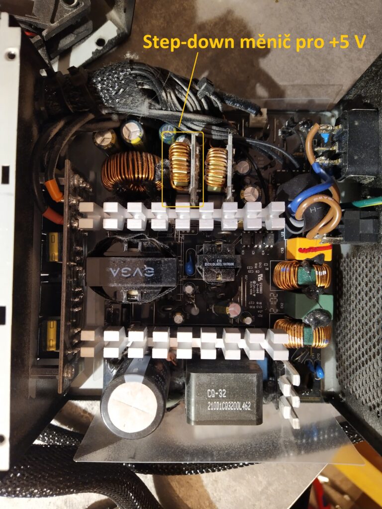 Elektronika PC zdroje EVGA 600 BQ s vyznačeným step-down měničem pro +5 V před vyčištěním.