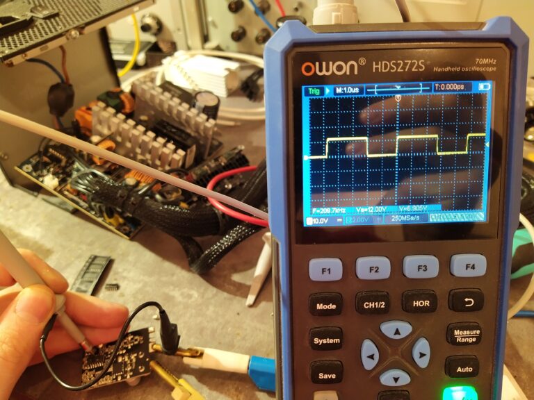 Kontrola spínacích impulsů na výstupu LGATE obvodu APW7073 v step-down měniči pro +5 V po opravě. Měřeno proti zemi.