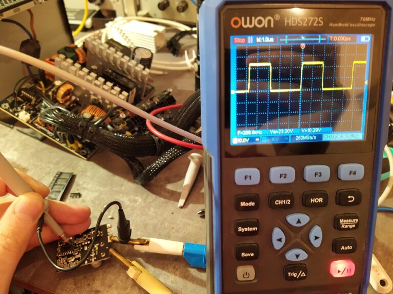 Kontrola spínacích impulsů na výstupu UGATE obvodu APW7073 v step-down měniči pro +5 V po opravě. Měřeno proti zemi.