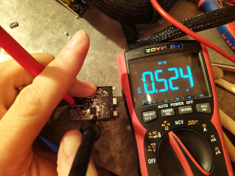 Kontrola tranzistoru T1 v step-down měniči pro +5 V ze zdroje EVGA 600 BQ. Tranzistor je dobrý.