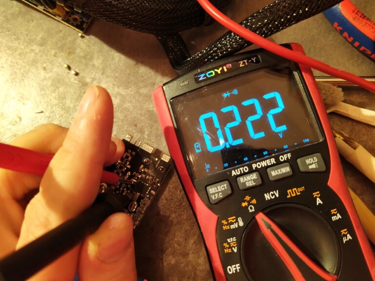 Kontrola tranzistoru T2 v step-down měniči pro +5 V ze zdroje EVGA 600 BQ. Tranzistor je dobrý.