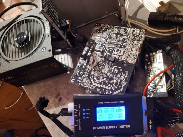 Testování PC zdroje EVGA 600 BQ po opravě na testeru PC zdrojů.