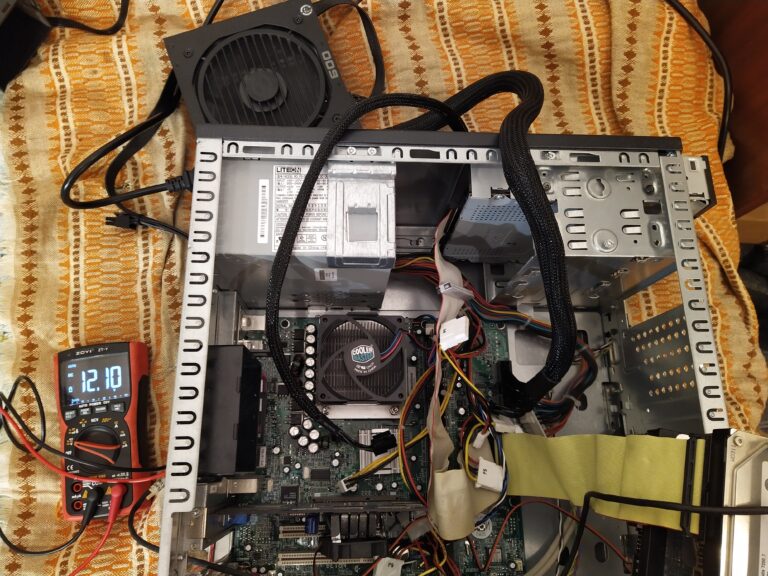 Testování PC zdroje EVGA 600 BQ po opravě ve zkušebním počítači.