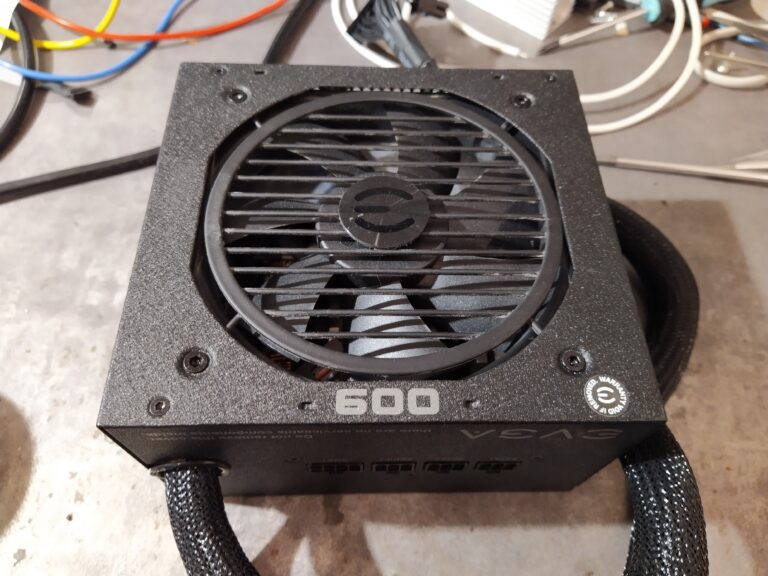 ATX zdroj EVGA 600 BQ shora.