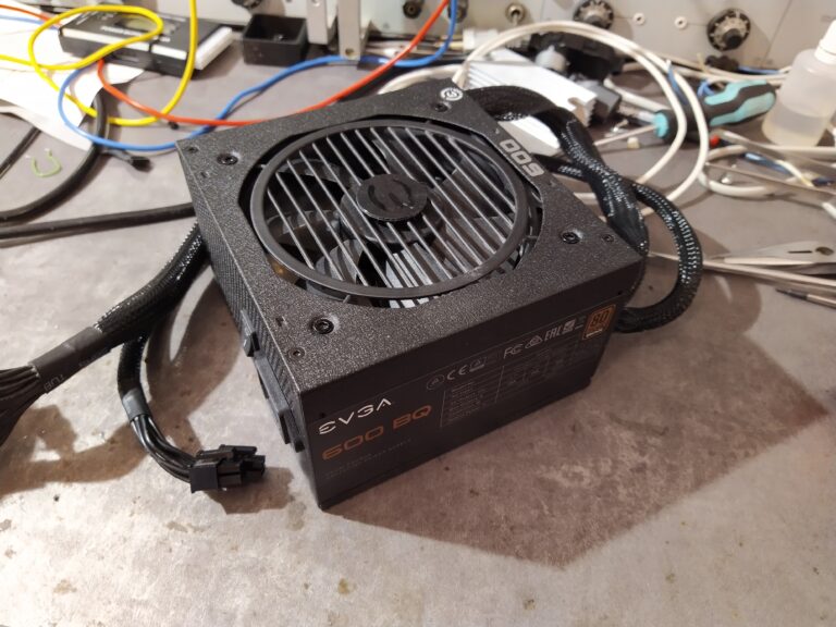 PC zdroj EVGA 600 BQ ze strany s částí kabeláže.
