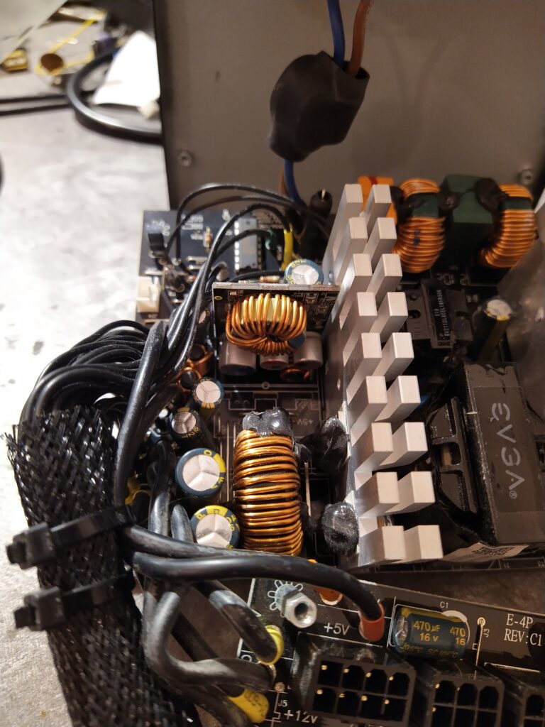Elektronika PC zdroje EVGA 600 BQ bez step-down měniče pro +5 V. Měnič je vyletován.