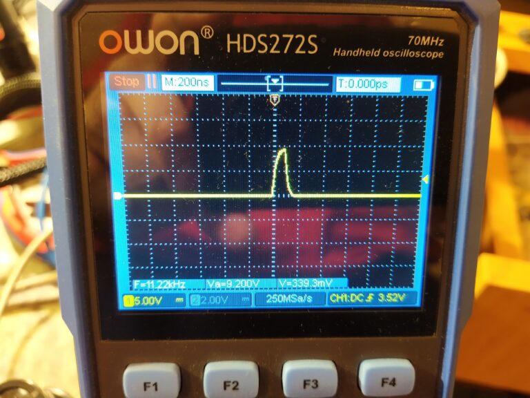 Kontrola spínacích impulsů na výstupu UGATE řídícího obvodu IO1 step-down měniče pro +5 V ze zdroje EVGA 600 BQ.