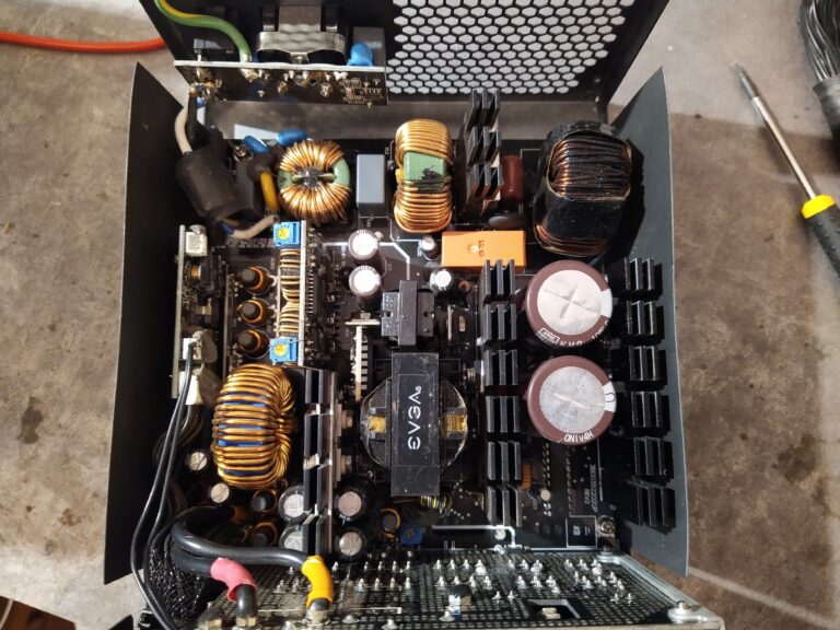 Celkový pohled na elektroniku zdroje EVGA 850 GQ.