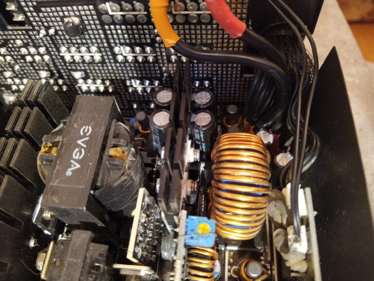 Kondenzátory Rubycon ve zdroji EVGA 850 GQ.