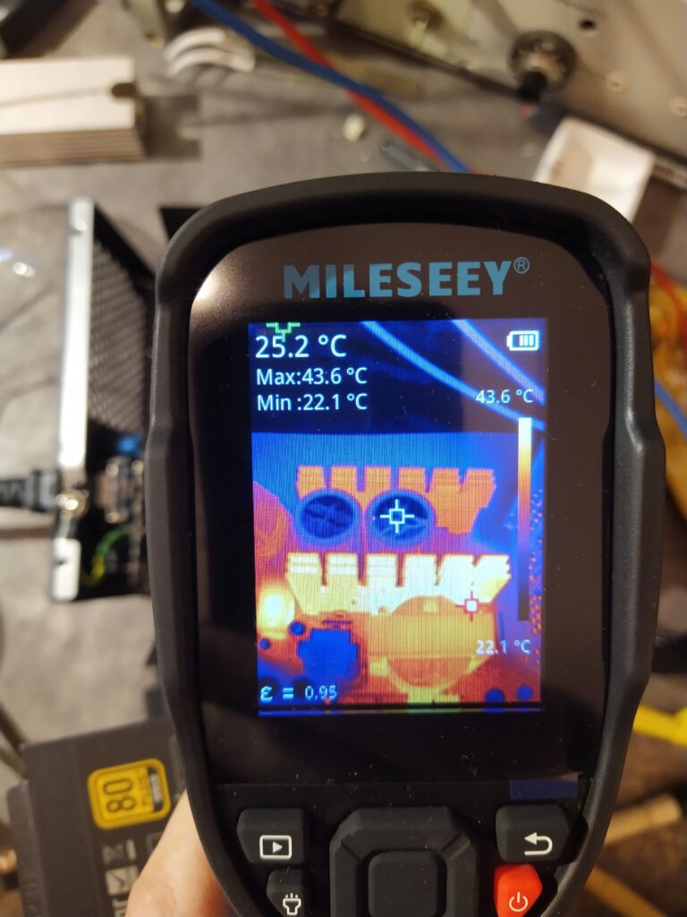 Kontrola oteplení zdroje EVGA 850 GQ při testování se zátěží 200 W po 20 minutách. Zdroj o žádné zátěži ani neví :-)
