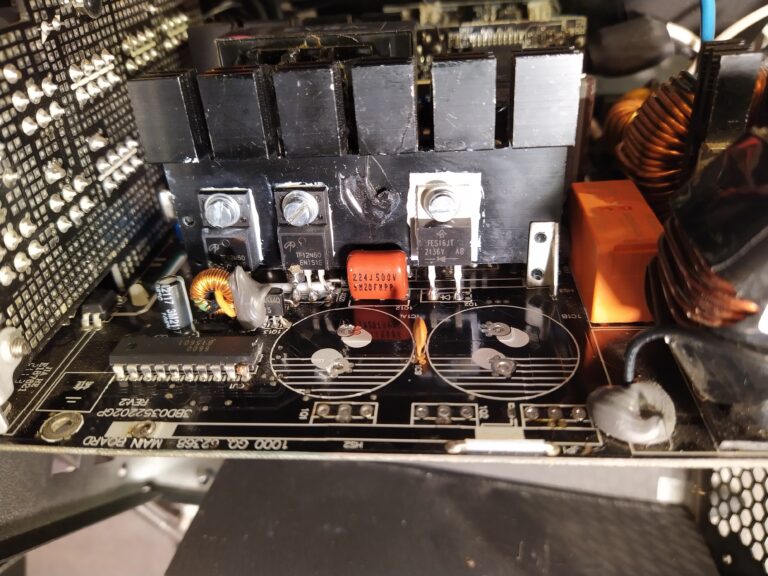 Tranzistory hlavního měniče a dioda PFC s novými šrouby a opravenými prokovy na DPS ve zdroji EVGA 850 GQ.