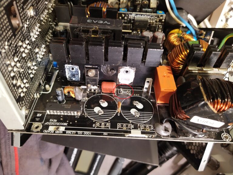 Poškozená DPS u diody PFC ve zdroji EVGA 850 GQ z předchozí opravy.