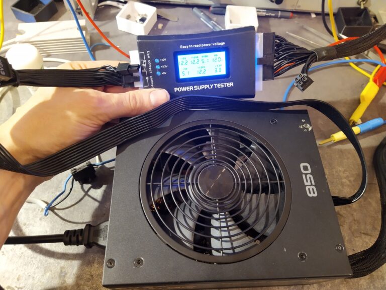 Testování zdroje EVGA 850 GQ po opravě pomocí testeru PC zdrojů.