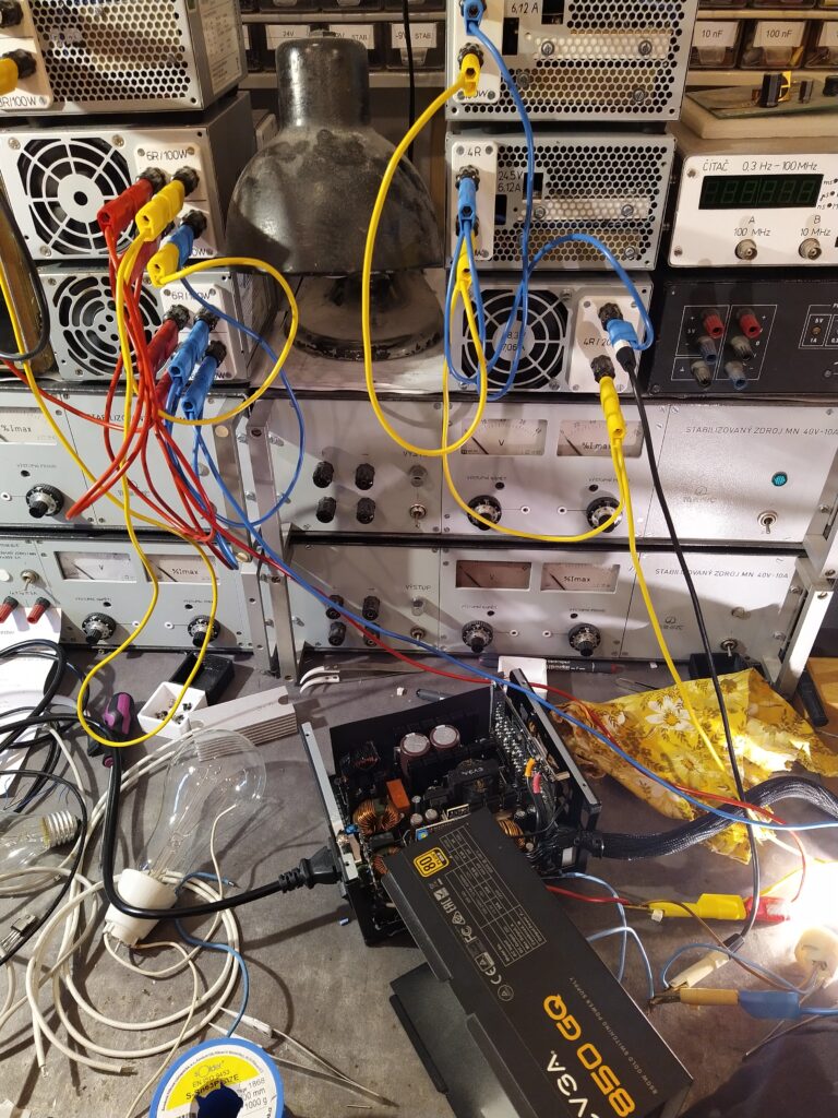 Testování zdroje EVGA 850 GQ po opravě se zátěží 200 W.