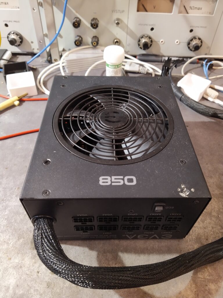 Zdroj EVGA 850 GQ zpředu.