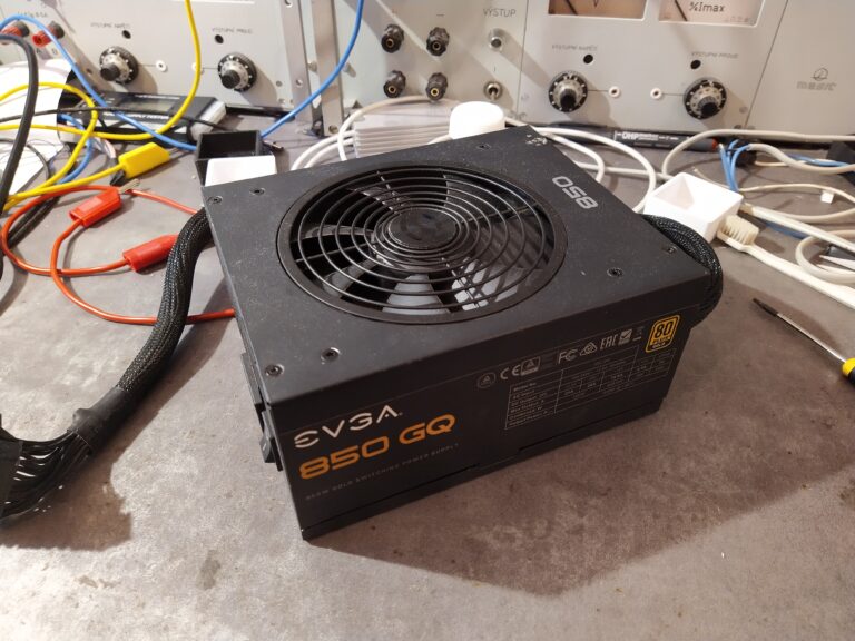 Zdroj EVGA 850 GQ z boku.