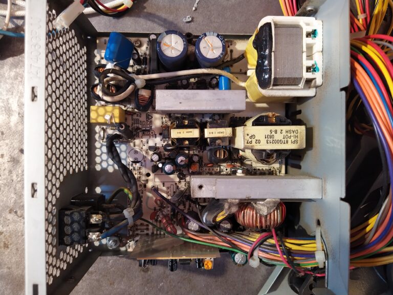 Celkový pohled na elektroniku PC zdroje FSP Fortron ATX-300PNR před opravou.
