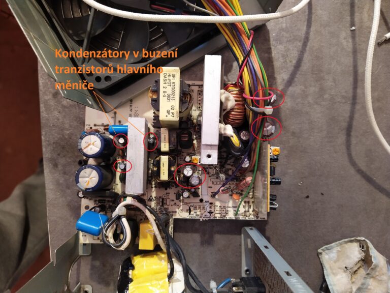 Elektronika zdroje FSP Fortron ATX-300PNR s vyměněnými elektrolytickými kondenzátory.
