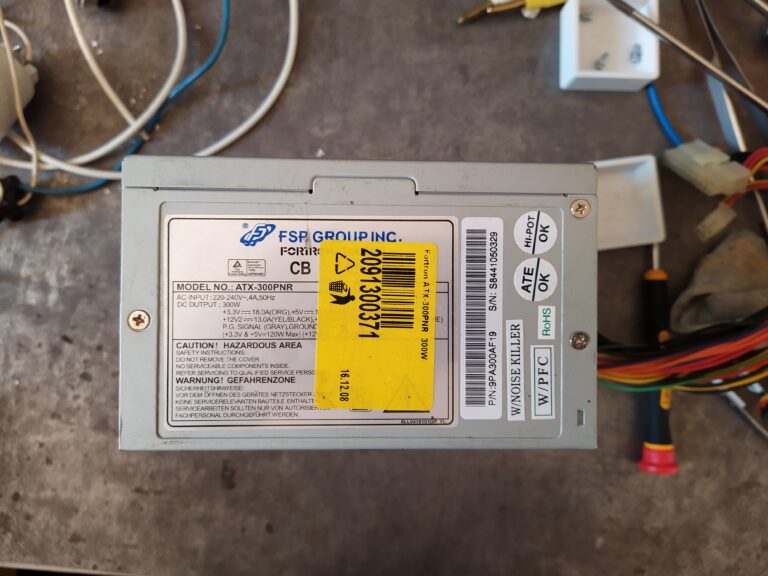 Počítačový zdroj FSP Fortron ATX-300PNR z boku.