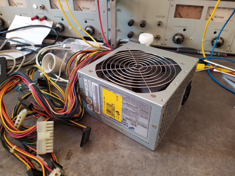 Počítačový zdroj FSP Fortron ATX-300PNR s kabeláží.