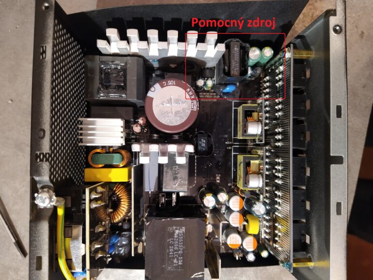 Celkový pohled do zdroje Gigabyte P750GM s vyznačeným pomocným zdrojem.