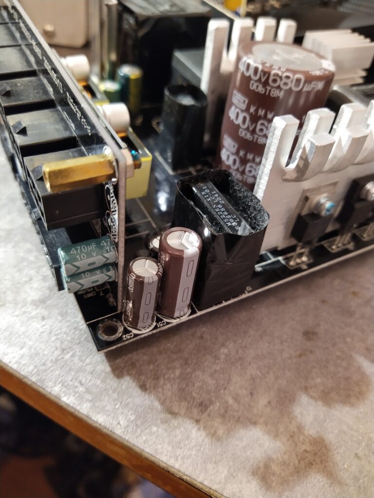 Nové kondenzátory v pomocném zdroji PC zdroje Gigabyte.