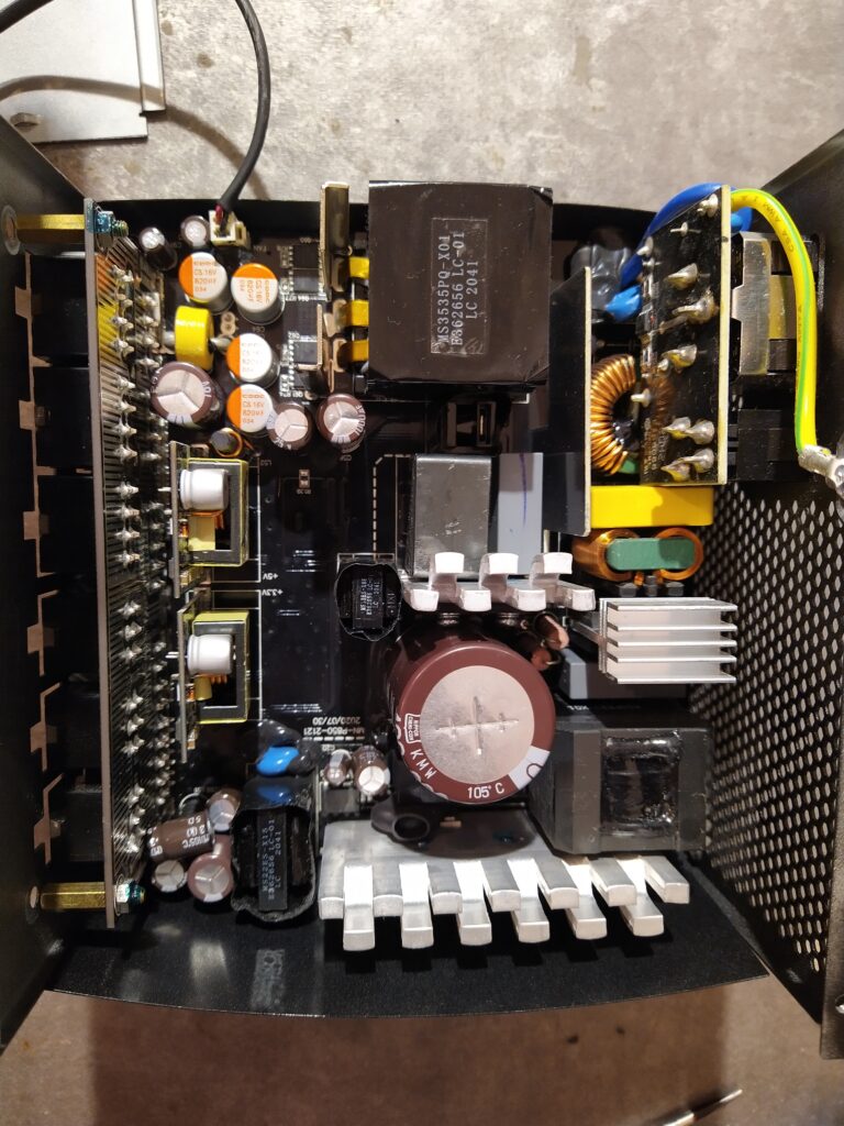 Pohled do zdroje Gigabyte po výměně elektrolytických kondenzátorů.