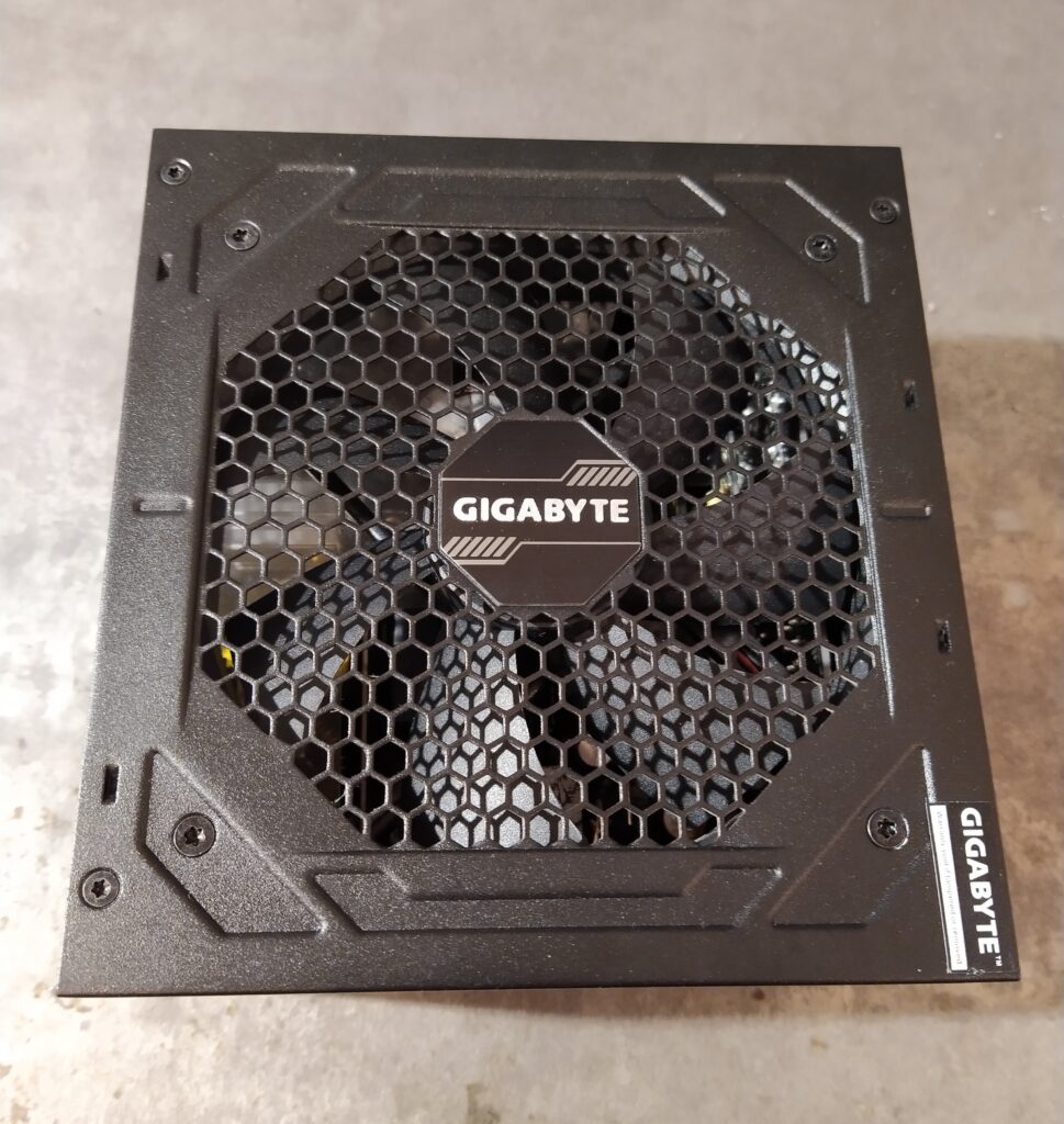 PC zdroj Gigabyte P750GM z vrchu.